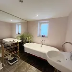 One Bedroom Basement Flat In Canynge Square *