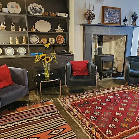 One Bedroom Basement Flat In Canynge Square Апартаменти