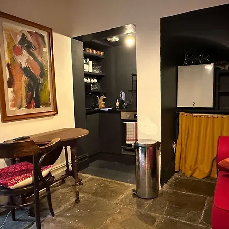 Апартаменти One Bedroom Basement Flat In Canynge Square