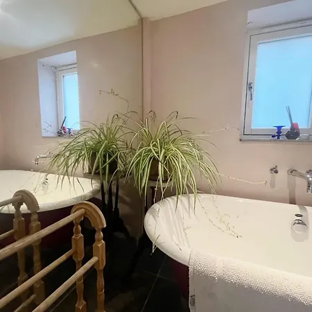 Апартаменти One Bedroom Basement Flat In Canynge Square *
