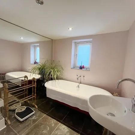 One Bedroom Basement Flat In Canynge Square *