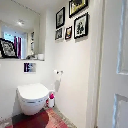 One Bedroom Basement Flat In Canynge Square