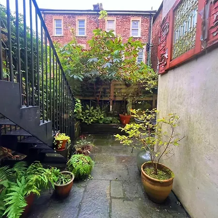 One Bedroom Basement Flat In Canynge Square *