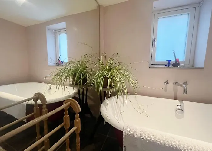 Апартаменти One Bedroom Basement Flat In Canynge Square *