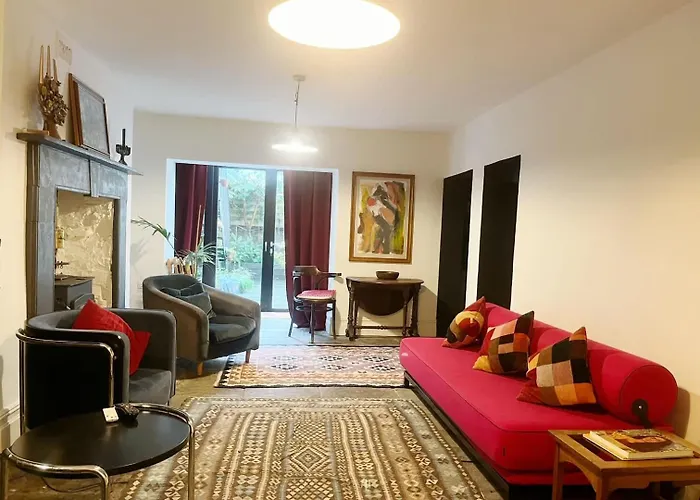 One Bedroom Basement Flat In Canynge Square * Бристоль