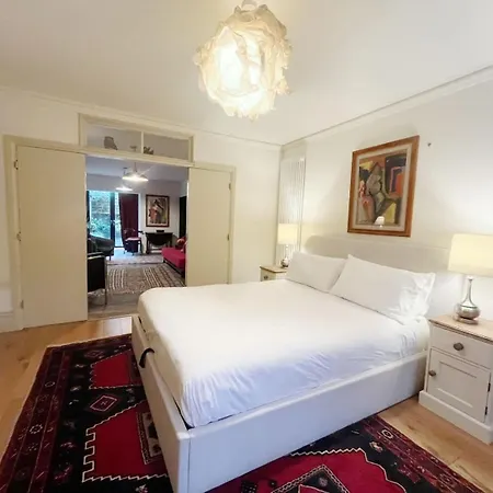 Apartament One Bedroom Basement Flat In Canynge Square