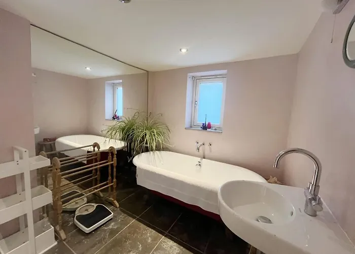 One Bedroom Basement Flat In Canynge Square *