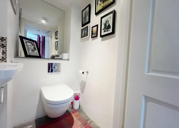 One Bedroom Basement Flat In Canynge Square