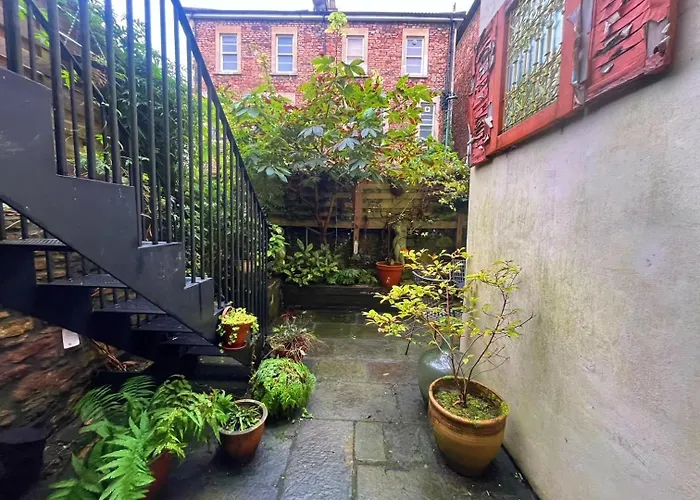 One Bedroom Basement Flat In Canynge Square *